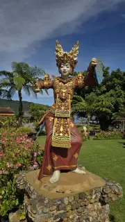 Golden Balinese Statue at Ulun Danu Beratan Temple Bali