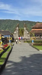 Ulun Danu Beratan Temple Bali Entrance Gate Tourists